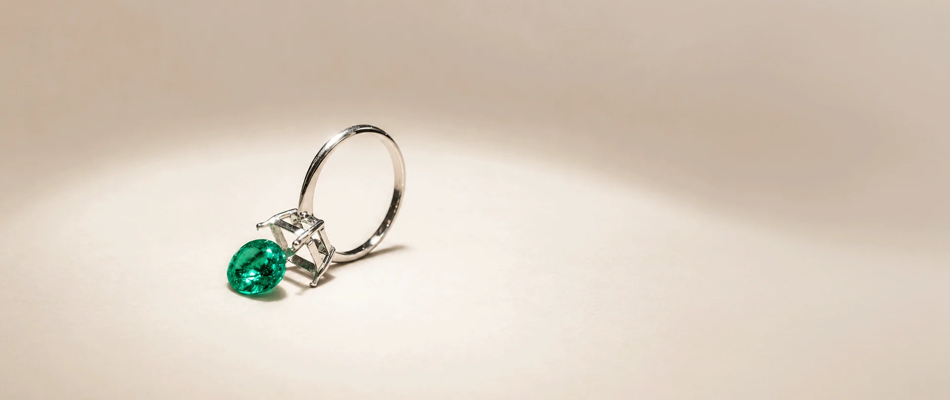Ring with an oval emerald